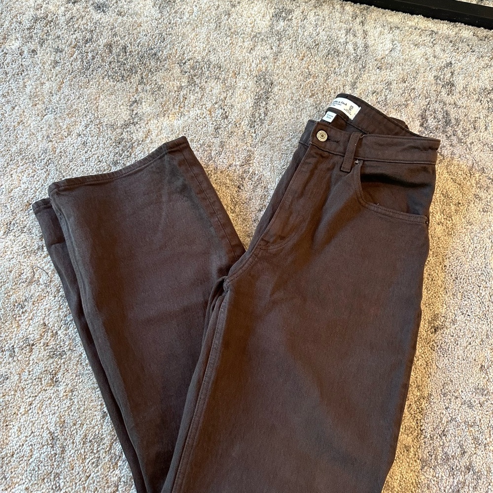 Abercrombie 90’s Relaxed Jean High Rise Curve Love — Brown